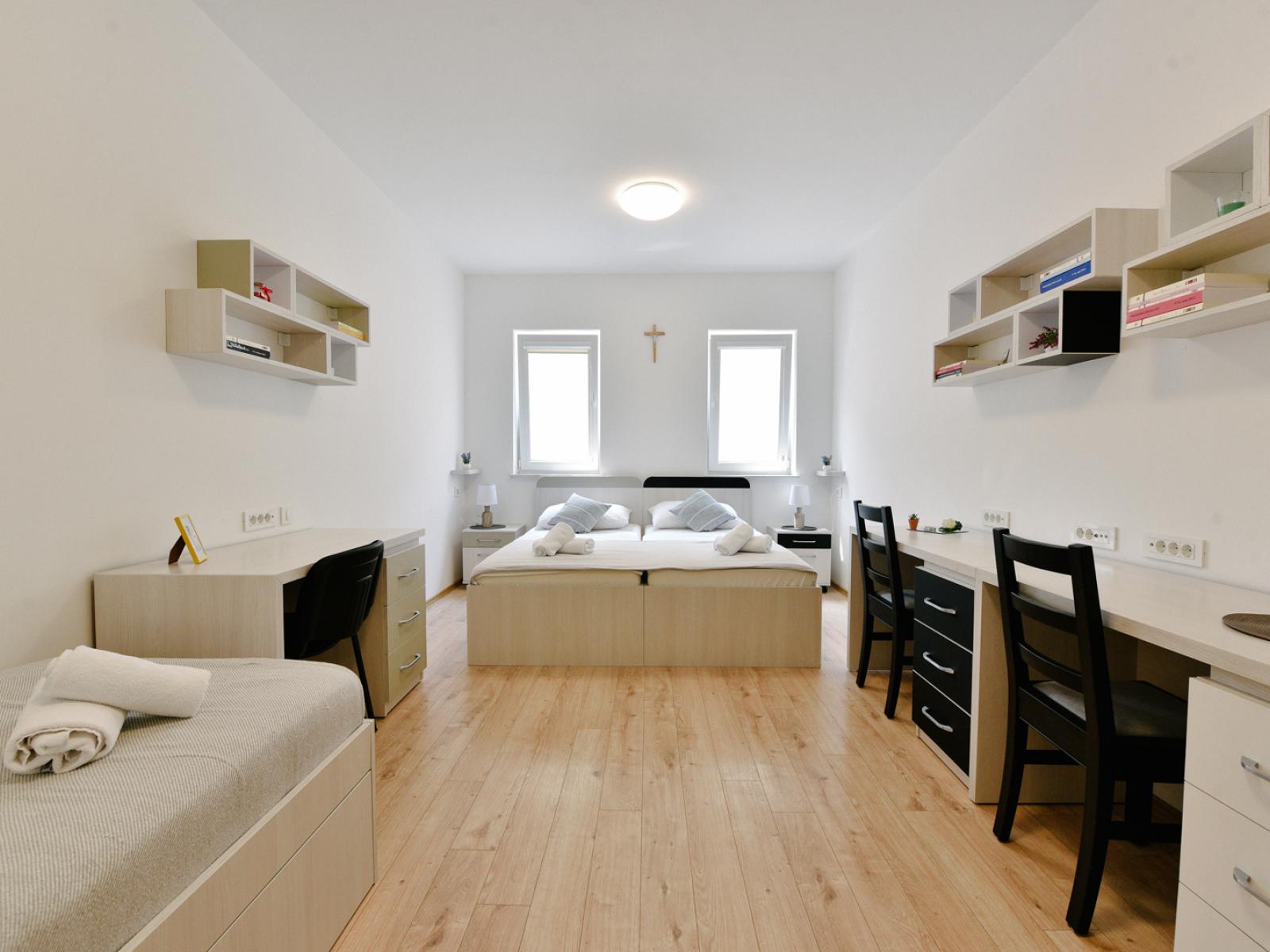 Trokrevetna soba s bračnim krevetom i krevetom za jednu osobu - Dompes Mostar