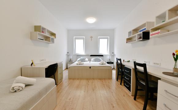 Trokrevetna soba s bračnim krevetom i krevetom za jednu osobu - Dompes Mostar